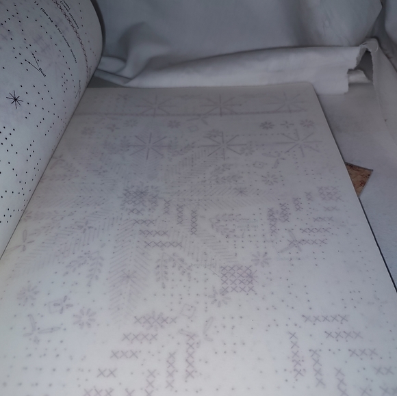 Lot of 2 Pillow quilting books: Pillow Party!, Museum Candlewicking Pillows GC S - Picture 5 of 8